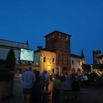 A Candelo rivive la magia della Freccia Nera, piazza Castello si riempie anche di giovani. Gelone: “Esperimento riuscito” (foto Comune Candelo) A Candelo rivive la magia della Freccia Nera, piazza Castello si riempie anche di giovani. Gelone: “Esperimento riuscito” (foto Comune Candelo)