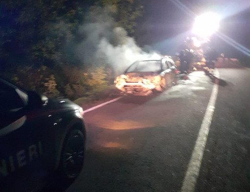 Auto prende fuoco sulla Provinciale 338 a Zubiena, foto archivio Auto prende fuoco sulla Provinciale 338 a Zubiena, foto archivio