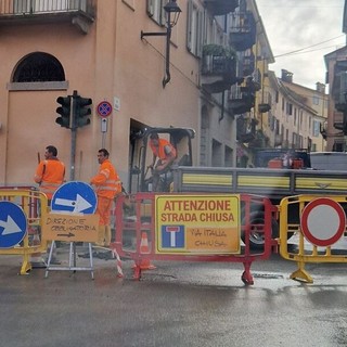 Biella Riva, tubo dell’acqua scoppiato, attenzione alla viabilità