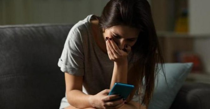 Quindicenne vittima di revenge porn racconta tutto ai genitori e parte la denuncia