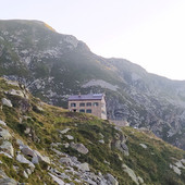 Il Rifugio Rivetti nella foto di Matteo Negro