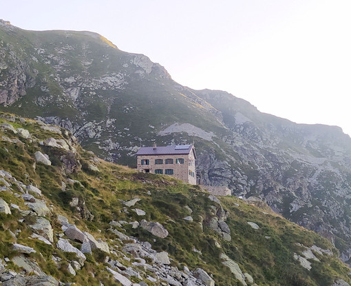 Il Rifugio Rivetti nella foto di Matteo Negro