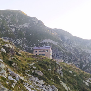 Il Rifugio Rivetti nella foto di Matteo Negro