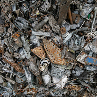 Spariscono le lampadine, aumentano i pannelli fotovoltaici: la società che cambia si riflette anche nella raccolta rifiuti