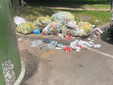 Rifiuti abbandonati attorno alle campane del vetro: "Uno scempio nel centro di Biella" Rifiuti abbandonati attorno alle campane del vetro: "Uno scempio nel centro di Biella"