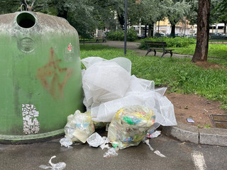 Rifiuti abbandonati attorno alle campane del vetro: "Uno scempio nel centro di Biella" Rifiuti abbandonati attorno alle campane del vetro: "Uno scempio nel centro di Biella"
