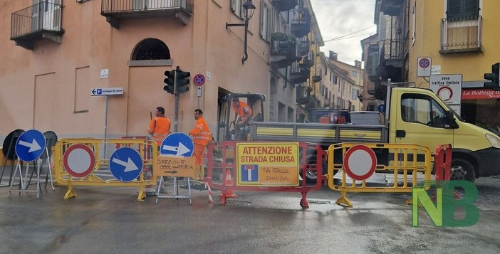 Biella Riva, tubo dell’acqua scoppiato, attenzione alla viabilità