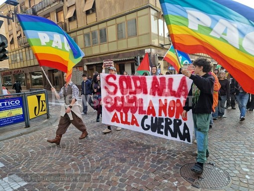 Biella, studenti in piazza: "Soldi alla scuola e non alla guerra" FOTO e VIDEO
