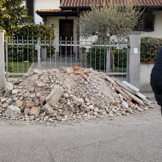 Lite tra vicini a Cossato: scarica macerie davanti a un'abitazione - Immagine generata con ia