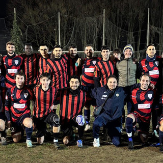 Formazioni di “Su Nuraghe Calcio Biella” e “Oremo NVP” ritratte insieme prima del fischio d’inizio.