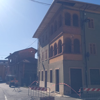 Forti raffiche di vento a Strona, cade in strada sottotetto di una casa Forti raffiche di vento a Strona, cade in strada sottotetto di una casa