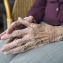 Truffa ai danni di una donna di Cavaglià: sottratti monili dopo essersi introdotto in casa con una scusa - foto repertorio