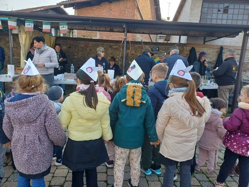 Salussola: gli Alpini regalano una castagnata a scuola tra canti e giochi Salussola: gli Alpini regalano una castagnata a scuola tra canti e giochi