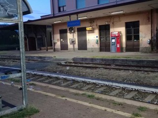 Stazione di Cossato nel degrado, un lettore: “Bottiglie rotte sui marciapiedi” Stazione di Cossato nel degrado, un lettore: “Bottiglie rotte sui marciapiedi”