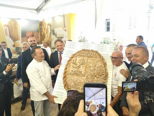 Salone del Gusto, il pane gigante di Coggiola conquista lo stand Piemonte Salone del Gusto, il pane gigante di Coggiola conquista lo stand Piemonte