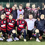 Le formazioni di Su Nuraghe Calcio Biella e Giullari di Corte immortalate insieme prima del fischio d'inizio. Le formazioni di Su Nuraghe Calcio Biella e Giullari di Corte immortalate insieme prima del fischio d'inizio.
