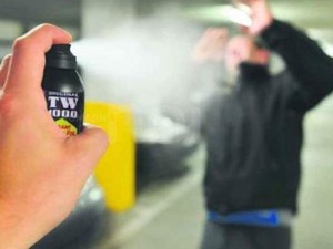 Lite per una bicicletta, spunta anche lo spray al peperoncino