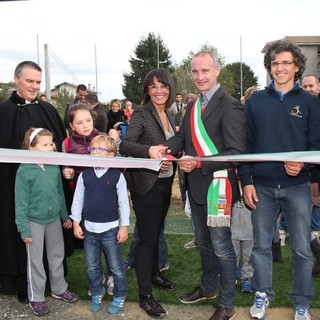 Gianluca Stesina (il secondo partendo da destra) il giorno dell'inaugurazione del campo sportivo di Vigliano lo scorso autunno