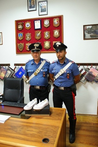 Minorenne arrestato per aver rubato un paio di scarpe