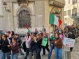 Biella, studenti in piazza contro guerra e precarietà: "Soldi alla scuola e non alla guerra" FOTO e VIDEO