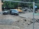 Biella, via La Marmora: Suv oltrepassa la recinzione del cantiere e rimane bloccato nella sabbia, FOTO