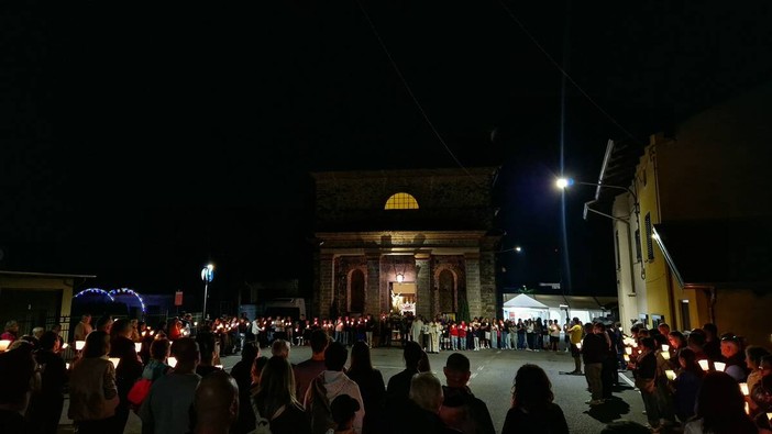 Vigliano, grande partecipazione alla fiaccolata di San Michele Vigliano, grande partecipazione alla fiaccolata di San Michele