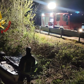 Dal Nord-ovest: auto fuori strada a Santhià, quattro le persone coinvolte Dal Nord-ovest: auto fuori strada a Santhià, quattro le persone coinvolte