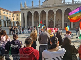 Biella, studenti in piazza contro guerra e precarietà: "Soldi alla scuola e non alla guerra" FOTO e VIDEO