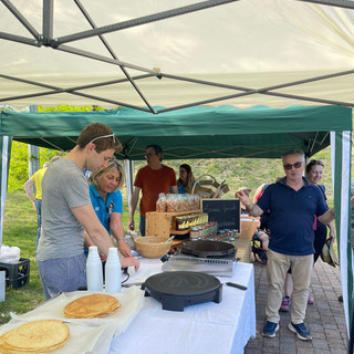 Su e giù per le rive a Soprana, è un successo l’evento che coniuga degustazioni e passeggiate nella natura (foto dalla pagina Facebook di Comune Valdilana)