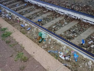 Stazione di Cossato nel degrado, un lettore: “Bottiglie rotte sui marciapiedi” Stazione di Cossato nel degrado, un lettore: “Bottiglie rotte sui marciapiedi”
