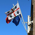 Quattro Mori di Sardegna accanto al Tricolore italiano e alla bandiera europea