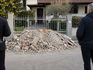 Lite tra vicini a Cossato: scarica macerie davanti a un'abitazione - Immagine generata con ia
