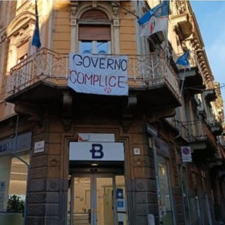 Striscione contro il governo davanti alle sedi di Fratelli d'Italia e Lega