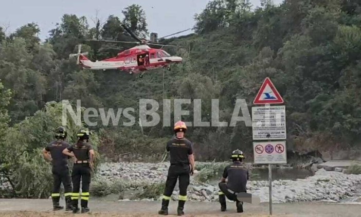 Biella, sei giovani bloccati dalla piena improvvisa del torrente Cervo: tratti in salvo dal Drago dei Vigili del Fuoco (servizio di Mauro Benedetti per newsbiella.it) Biella, sei giovani bloccati dalla piena improvvisa del torrente Cervo: tratti in salvo dal Drago dei Vigili del Fuoco (servizio di Mauro Benedetti per newsbiella.it)