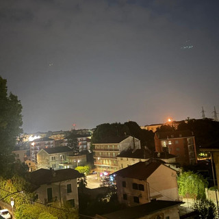 Quelle strane luci in fila nel cielo: la sorpresa immortalata sopra il Biellese da un lettore, foto Antonio Urso