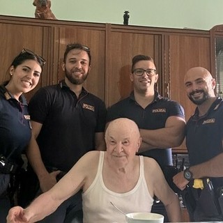 Torino, chiama il 112 perché si sente solo: gli agenti lo raggiungono a casa