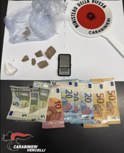 Non si fermano a Santhià all'alt dei Carabinieri. Presi, avevano cocaina e eroina Non si fermano a Santhià all'alt dei Carabinieri. Presi, avevano cocaina e eroina