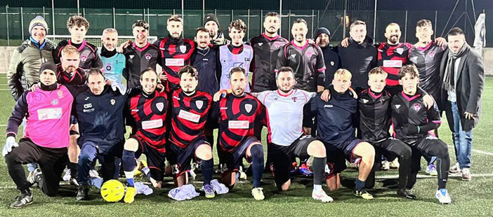 Le formazioni di Su Nuraghe Calcio Biella e Giullari di Corte immortalate insieme prima del fischio d'inizio. Le formazioni di Su Nuraghe Calcio Biella e Giullari di Corte immortalate insieme prima del fischio d'inizio.