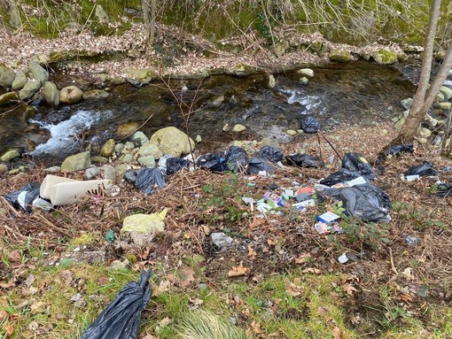 Sagliano, rifiuti abbandonati nel rio Morezza, il sindaco tuona: “Grave e irrispettoso episodio”