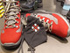 Nell’immagine, scarpette rosse da uomo in negozio di Biella, foto Su Nuraghe