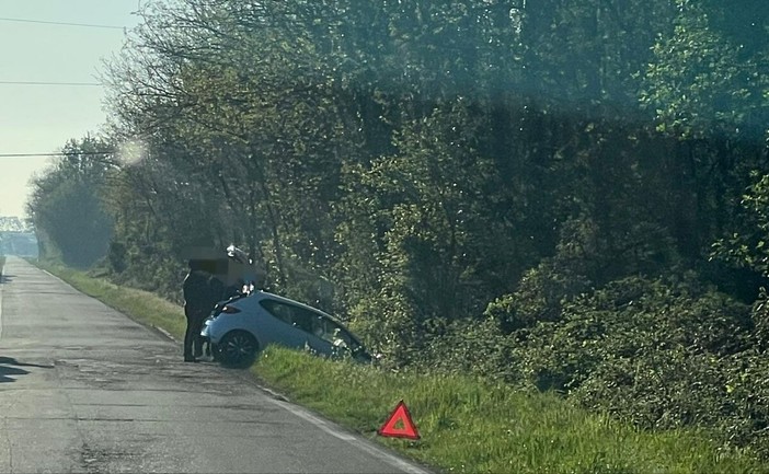Auto fuori strada a Salussola, intervengono i Carabinieri