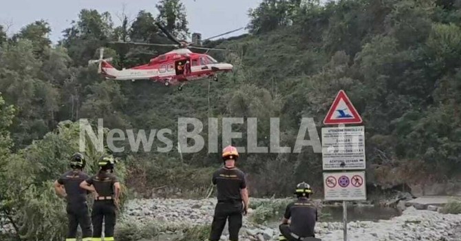 Biella, sei giovani bloccati dalla piena improvvisa del torrente Cervo: tratti in salvo dal Drago dei Vigili del Fuoco (servizio di Mauro Benedetti per newsbiella.it) Biella, sei giovani bloccati dalla piena improvvisa del torrente Cervo: tratti in salvo dal Drago dei Vigili del Fuoco (servizio di Mauro Benedetti per newsbiella.it)