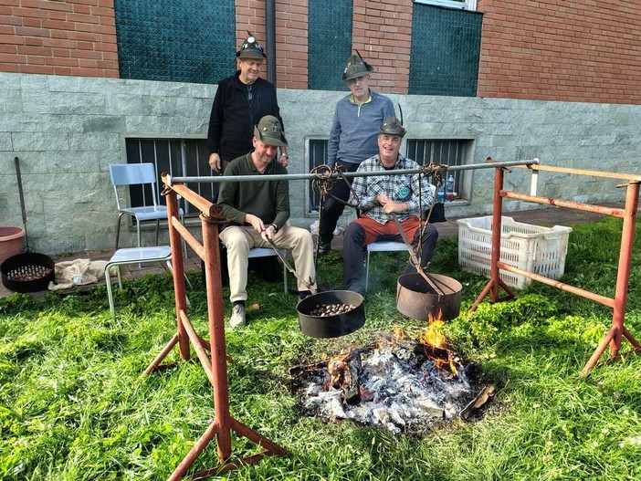 Sordevolo, gli Alpini portano le caldarroste agli ospiti della casa “Nostra Signora di Oropa” Sordevolo, gli Alpini portano le caldarroste agli ospiti della casa “Nostra Signora di Oropa”