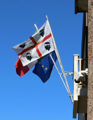 Quattro Mori di Sardegna accanto al Tricolore italiano e alla bandiera europea