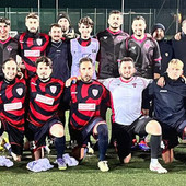 Le formazioni di Su Nuraghe Calcio Biella e Giullari di Corte immortalate insieme prima del fischio d'inizio. Le formazioni di Su Nuraghe Calcio Biella e Giullari di Corte immortalate insieme prima del fischio d'inizio.