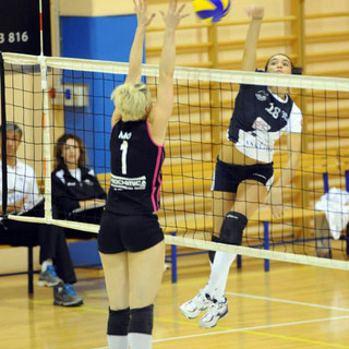 Sara Gaito (Teamvolley) e Eleonora Mo (SprintVirtus) nel derby di andata (foto Giacomo Bielli)