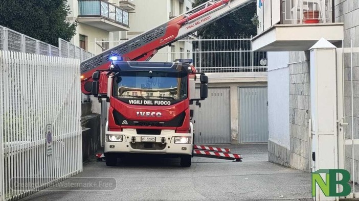 Anziana in difficoltà dentro casa, a Biella interviene anche l’autoscala (foto di Mattia Baù per newsbiella.it)