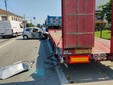 Violento scontro a Sandigliano tra un'auto e un camion con rimorchio Violento scontro a Sandigliano tra un'auto e un camion con rimorchio