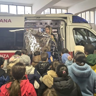 Biella, gli alunni della Pietro Micca in visita alla Croce Rossa: incontro sul primo soccorso - Foto dalla pagina Facebook della Croce Rossa Italiana - Sezione di Biella