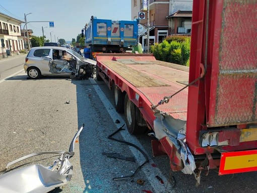 Violento scontro a Sandigliano tra un'auto e un camion con rimorchio Violento scontro a Sandigliano tra un'auto e un camion con rimorchio